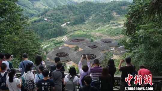 近年来，漳州市政府将云水谣与当地土楼资源结合，着重打造绿色生态旅游产业。　闫旭 摄
