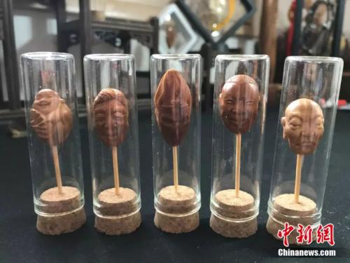 李伟的核雕作品包括弥勒佛和电影明星等