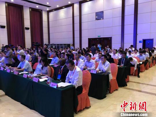 本次研讨会以“友谊与合作的桥梁――携手推进国际减贫事业发展”为主题，旨在搭建中外各界交流探讨扶贫事业的平台，分享国内外脱贫减贫事业的有益经验和做法，推动扶贫领域的国际交流合作。　胡健 摄