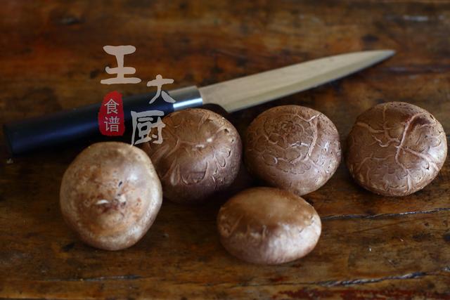 巧切香菇花,香菇这么切真的太好看了,吃火锅时露一小手