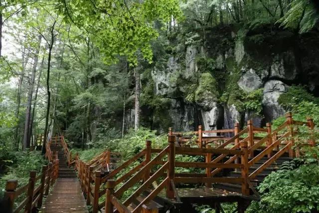 东北唯一敢与九寨沟媲美的地方，名字“土气”，颜值逆天！