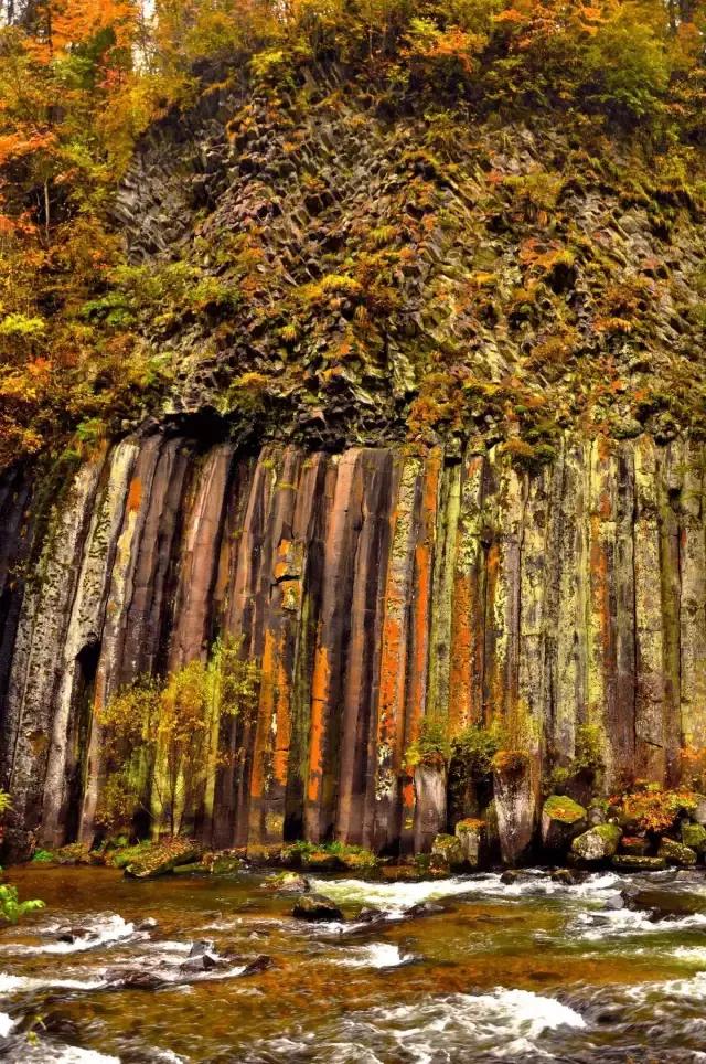 东北唯一敢与九寨沟媲美的地方，名字“土气”，颜值逆天！