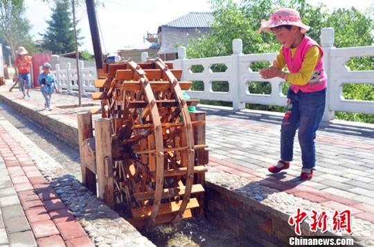 图为小朋友玩耍。　赵江梅 摄