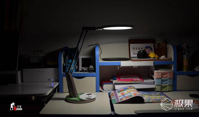 Yeelight护眼台灯Pro体验,三轴可调易操作,去除蓝光不伤眼 Yeelight护眼台灯Pro体验,三轴可调易操作,去除蓝光不伤眼
