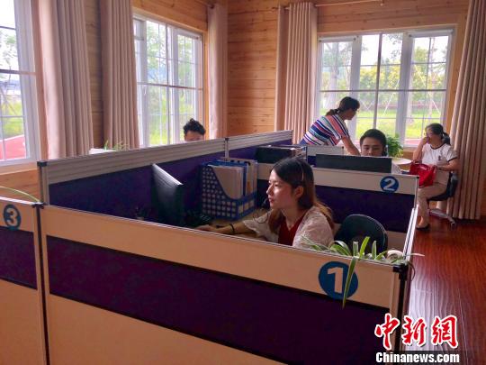 在漳州高新区，每周7天都实行24小时服务的“商务110”商机对接中心为企业带来了便利。　闫旭 摄