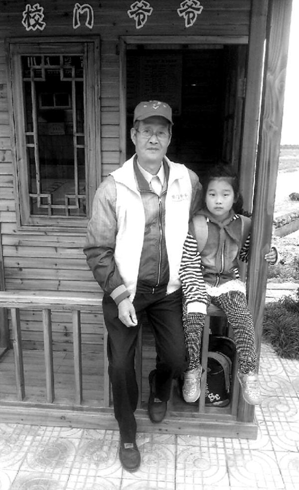 杭州一小学门口“校门爷爷”五年护童不间断：十人年均72岁