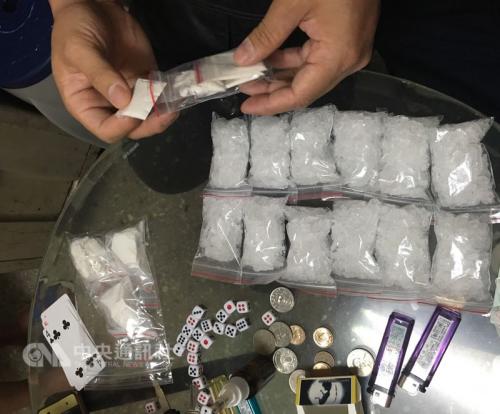 现场除了骰子等赌具，还查获一桌子的毒品。图片来源：台湾“中央社” (桃园市警局中坜分局提供)