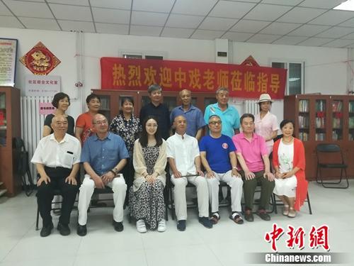 排练结束，参与排练的京剧队成员和指导老师合影留念。上官云 摄