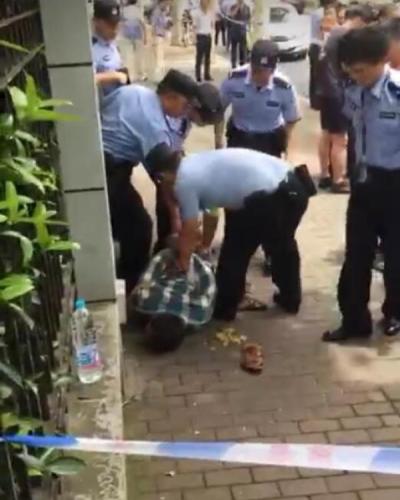 上海持刀伤人事件目击者：小孩身上背部都受了伤