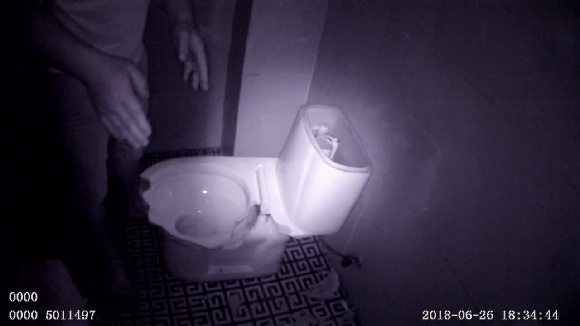 马桶碎裂划伤小腿惹纠纷 民警:建议公共场所尽量马桶蹲便器分置