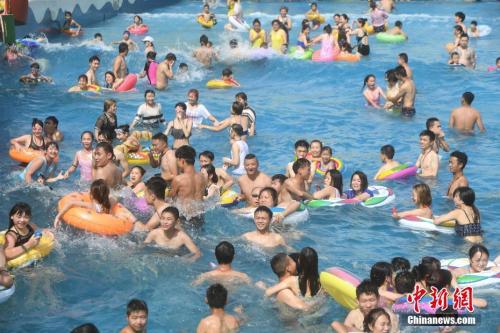 6月23日，重庆迎来高温天气，洋人街水上乐园吸引不少游客前来娱乐纳凉。当日，重庆主城区室外最高气温37℃。 陈超 摄