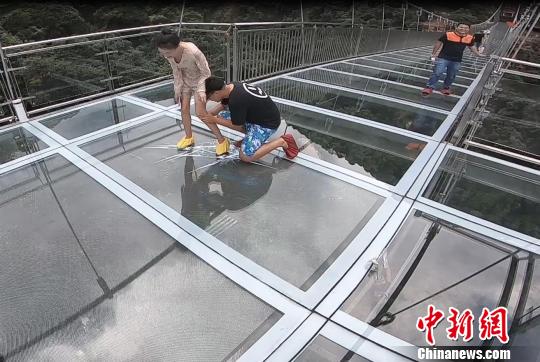 广东一景区悬空玻璃平台5D“破裂”效果吓哭游客