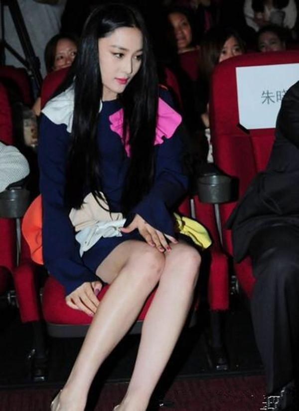 张馨予超短裙参加活动,一双大白腿遭身边大叔