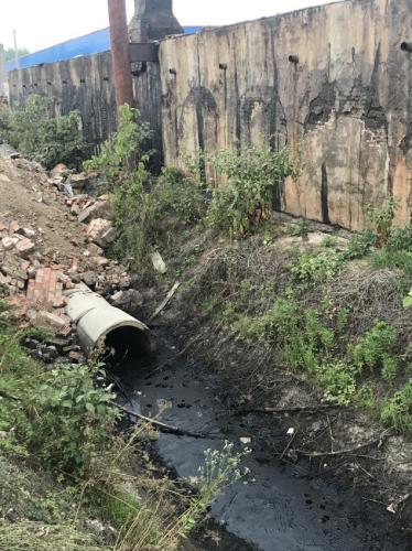 木焦油污染沟渠和土壤 图片来源：生态环境部网站