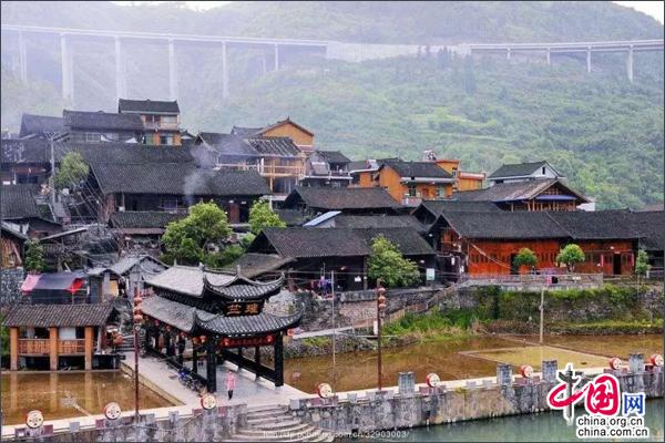 湘西墨戎苗寨三把火烧旺旅游市场(组图)