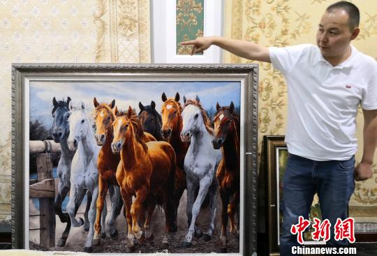 图为骏马图挂毯。　刘玉桃 摄