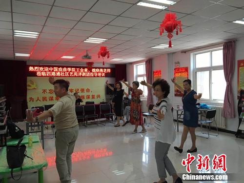 中国戏曲学院教师在四路通社区艺苑评剧团指导培训。中国戏曲学院供图