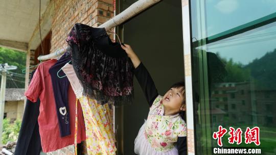 湖南桂东7岁女孩自创专属手语为聋哑伯父当“翻译官”