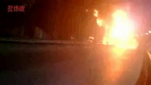 安徽阜阳一油罐车起火引燃车辆和民房 已致8死4伤
