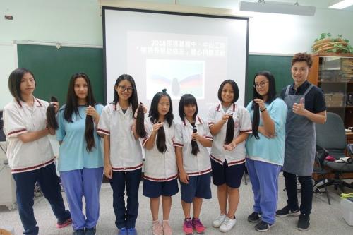 台湾9名女中学生剪长发捐给患癌者：帮人感觉真好