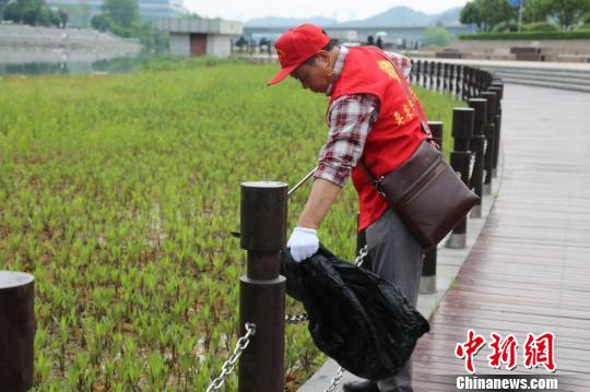 义务捡拾垃圾。　中共长沙市委老干部局供图 摄