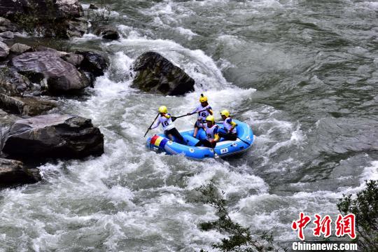 十六国选手在桂林资源竞逐漂流“世界杯”