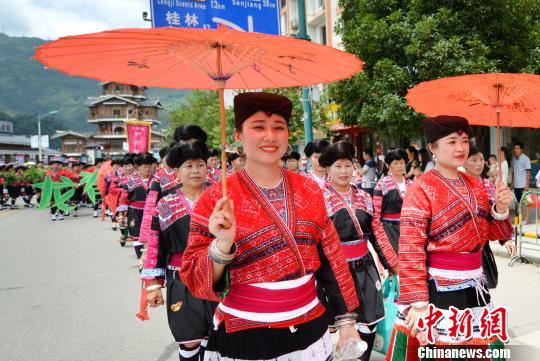 广西龙胜举办龙脊梯田文化节 少数民族盛装巡游