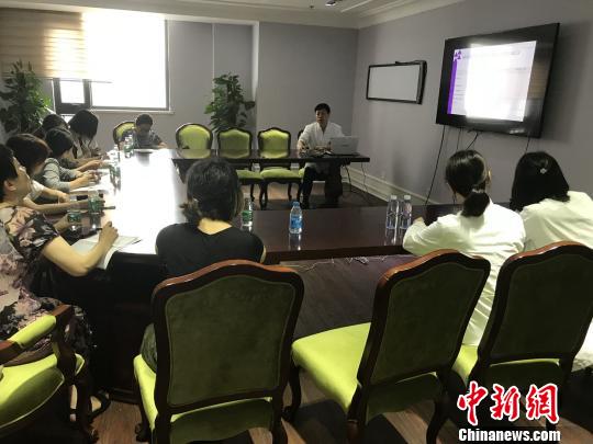 李进告诉记者,目前在中国,大约30%-40%的患者初诊时已是结直肠癌晚期。 李静 摄 李进告诉记者,目前在中国,大约30%-40%的患者初诊时已是结直肠癌晚期。 李静 摄