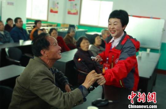 志愿者在宣讲。　中共长沙市委老干部局供图 摄