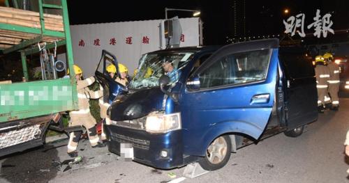 肇事货车车头严重损毁,男司机受伤,一度被困。(图片来源:香港《明报》记者 蔡方山 摄) 肇事货车车头严重损毁,男司机受伤,一度被困。(图片来源:香港《明报》记者 蔡方山 摄)