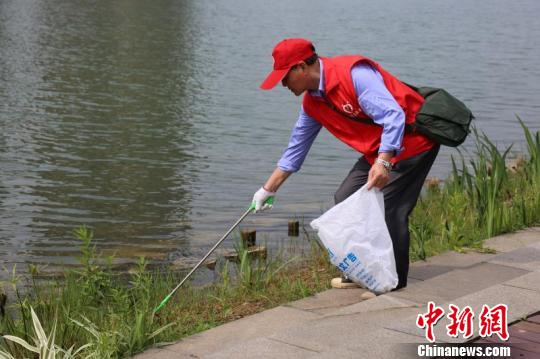 “五老”志愿者清理河道垃圾。　中共长沙市委老干部局供图 摄
