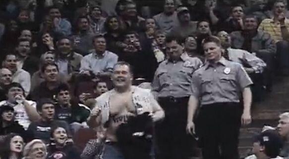 NBA5个让人落泪的故事:球迷欲筹1000万留韦德,大叔等待狼王12年