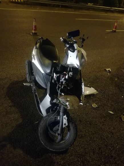 不要命:无证酒驾还闯禁 悔莫及:车毁人伤被拘留