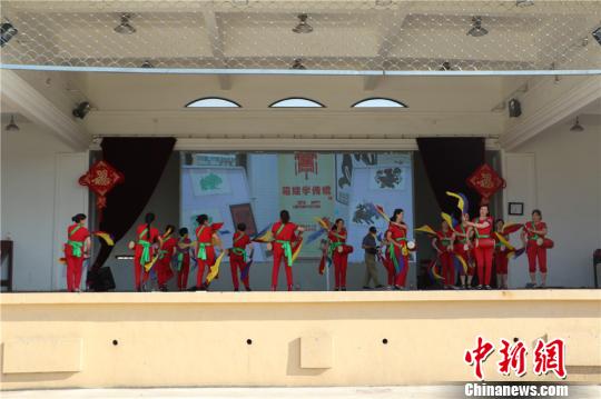 图为：当地村民正在文化礼堂练舞。　张勇 摄
