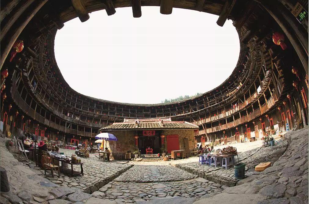 东歪西斜福建土楼,为何200多年不倒?