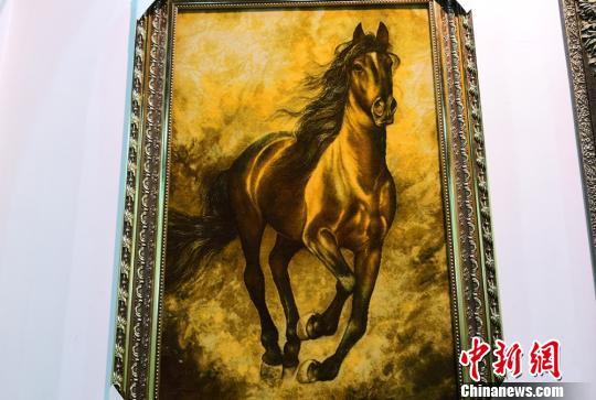 图为骏马图挂毯。　刘玉桃 摄