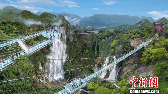 广东清远古龙峡景区的悬空玻璃平台、玻璃吊桥等对外开放。 许青青 摄 广东清远古龙峡景区的悬空玻璃平台、玻璃吊桥等对外开放。 许青青 摄