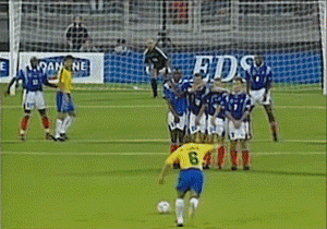 △而在球迷心中,最神奇的香蕉球,是巴西左脚将罗伯特·卡洛斯在1997