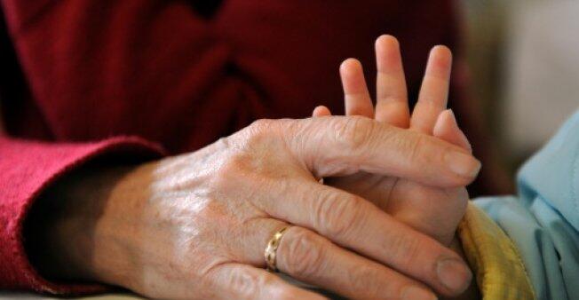 法国家庭调查：照顾孙辈时间过长 老年人成带娃“保姆”