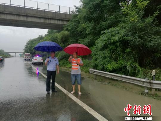 四川暴雨致京昆高速成雅段等多条高速公路交通管制