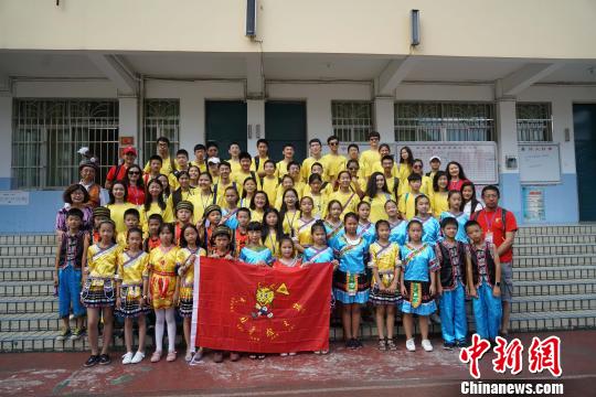 41名美国华裔青少年在广西柳州“寻根” 感受壮乡传统文化