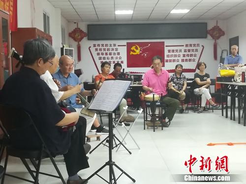 这些老先生有的司鼓，有的弹琴，极为认真的给演员伴奏。上官云 摄