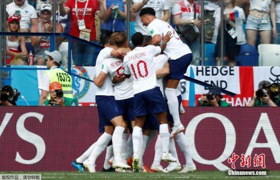 北京时间6月24日晚8时,2018俄罗斯世界杯G组次轮英格兰与巴拿马队的比赛在下诺夫哥罗德打响。凯恩完成帽子戏法,帮助球队以6-1大胜对手,提前一轮出线。最后一轮与比利时队的直接对话,将决定谁将成为小组第一。 北京时间6月24日晚8时,2018俄罗斯世界杯G组次轮英格兰与巴拿马队的比赛在下诺夫哥罗德打响。凯恩完成帽子戏法,帮助球队以6-1大胜对手,提前一轮出线。最后一轮与比利时队的直接对话,将决定谁将成为小组第一。