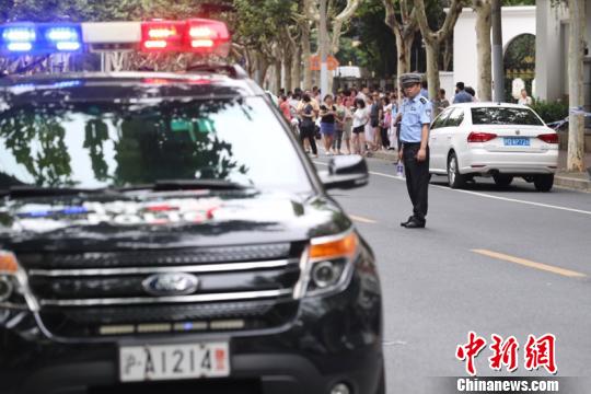 民警在现场维持秩序。　张亨伟 摄