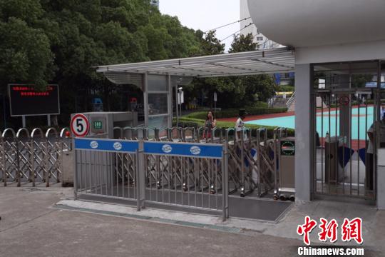 案发现场附近的学校秩序井然。　张亨伟 摄