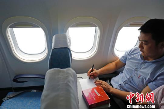 旅客为ARJ21支线客机运营迎来两周年之际，写上祝福的语言。　殷立勤 摄