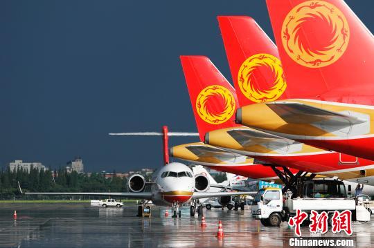 中国商飞ARJ21支线客机运营迎来两周年之际，由成都航空运营的ARJ21飞机也迎来第10万名乘客。　殷立勤 摄