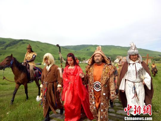 表演者载歌载舞，现场一派欢乐祥和的气氛。　钟学满 摄