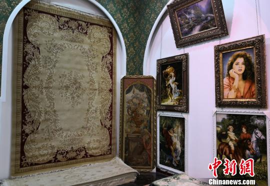 图为手工艺人制作的作品。　刘玉桃 摄