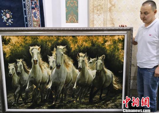 图为手工编织的骏马图挂毯。　刘玉桃 摄
